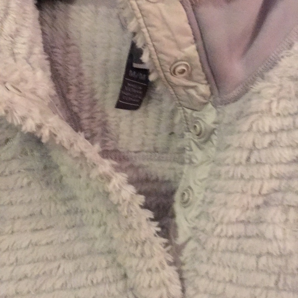 Mountain Hardware Pullover Size Medium - image 3